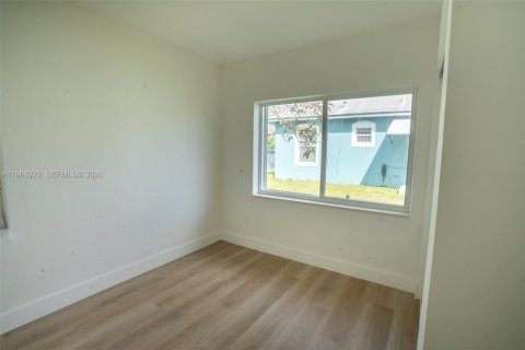 House in Miami, Florida 4 bedrooms, 117.71 sq.m. № 2031833 - photo 21