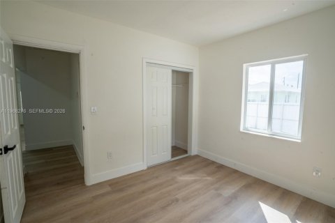 House in Miami, Florida 4 bedrooms, 117.71 sq.m. № 2031833 - photo 18