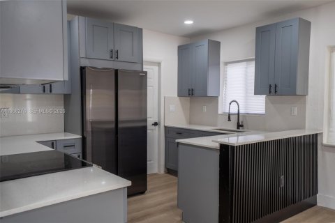 House in Miami, Florida 4 bedrooms, 117.71 sq.m. № 2031833 - photo 8