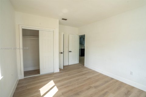 House in Miami, Florida 4 bedrooms, 117.71 sq.m. № 2031833 - photo 16