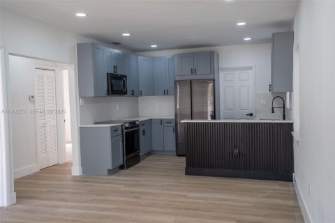 House in Miami, Florida 4 bedrooms, 117.71 sq.m. № 2031833 - photo 29