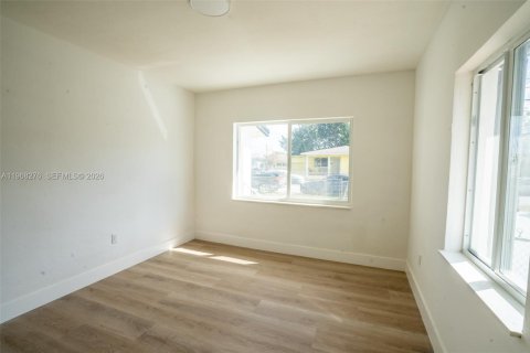 House in Miami, Florida 4 bedrooms, 117.71 sq.m. № 2031833 - photo 15