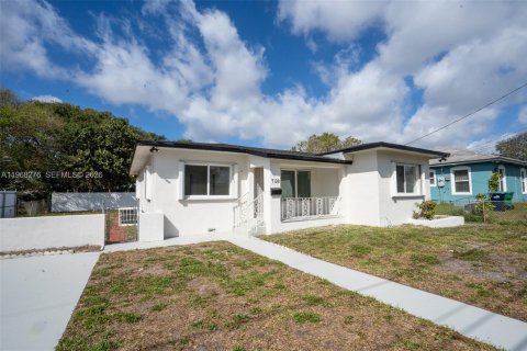 House in Miami, Florida 4 bedrooms, 117.71 sq.m. № 2031833 - photo 4