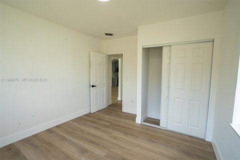 House in Miami, Florida 4 bedrooms, 117.71 sq.m. № 2031833 - photo 20