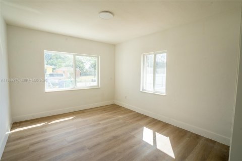 House in Miami, Florida 4 bedrooms, 117.71 sq.m. № 2031833 - photo 14
