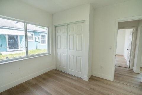 House in Miami, Florida 4 bedrooms, 117.71 sq.m. № 2031833 - photo 22