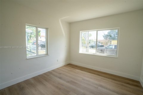 House in Miami, Florida 4 bedrooms, 117.71 sq.m. № 2031833 - photo 19