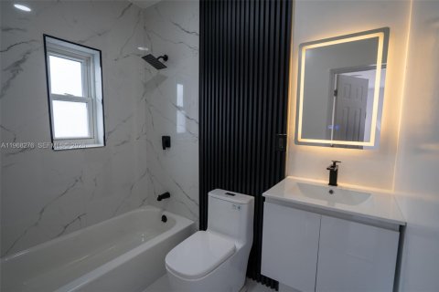 House in Miami, Florida 4 bedrooms, 117.71 sq.m. № 2031833 - photo 12