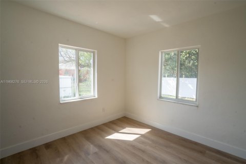 House in Miami, Florida 4 bedrooms, 117.71 sq.m. № 2031833 - photo 17