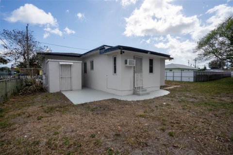 House in Miami, Florida 4 bedrooms, 117.71 sq.m. № 2031833 - photo 26