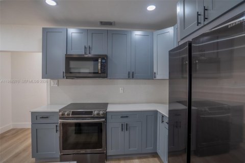 House in Miami, Florida 4 bedrooms, 117.71 sq.m. № 2031833 - photo 30