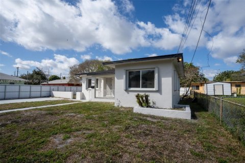 House in Miami, Florida 4 bedrooms, 117.71 sq.m. № 2031833 - photo 2