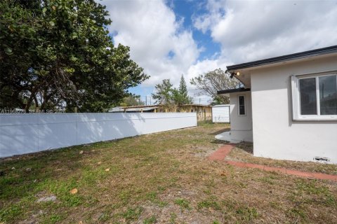 House in Miami, Florida 4 bedrooms, 117.71 sq.m. № 2031833 - photo 28