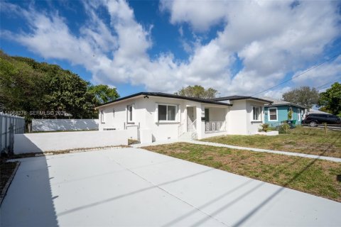 House in Miami, Florida 4 bedrooms, 117.71 sq.m. № 2031833 - photo 5