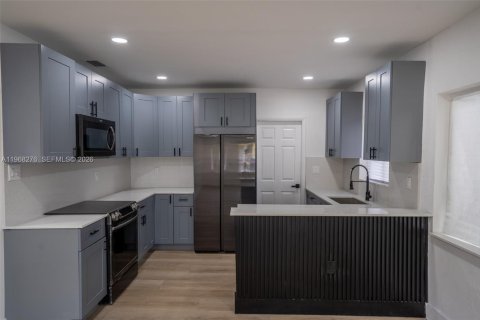 House in Miami, Florida 4 bedrooms, 117.71 sq.m. № 2031833 - photo 10