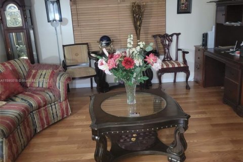 Propiedad comercial en alquiler en Palm Bay, Florida № 1189628 - foto 1