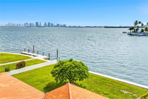 House in North Bay Village, Florida 4 bedrooms, 277.41 sq.m. № 1849213 - photo 6