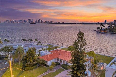 House in North Bay Village, Florida 4 bedrooms, 277.41 sq.m. № 1849213 - photo 30
