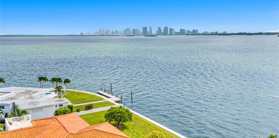 House in North Bay Village, Florida 4 bedrooms, 277.41 sq.m. № 1849213