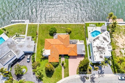 House in North Bay Village, Florida 4 bedrooms, 277.41 sq.m. № 1849213 - photo 17