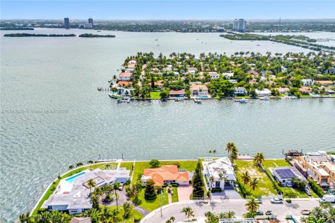 House in North Bay Village, Florida 4 bedrooms, 277.41 sq.m. № 1849213 - photo 28