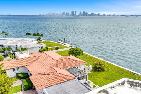 House in North Bay Village, Florida 4 bedrooms, 277.41 sq.m. № 1849213 - photo 8