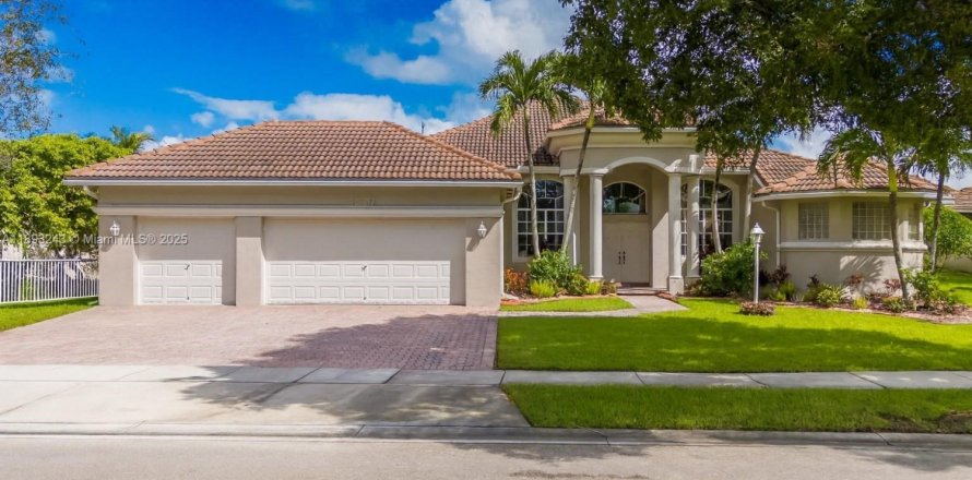 Дом в Пемброк-Пайнс, Флорида 5 спален, 262.82м2 № 1946127