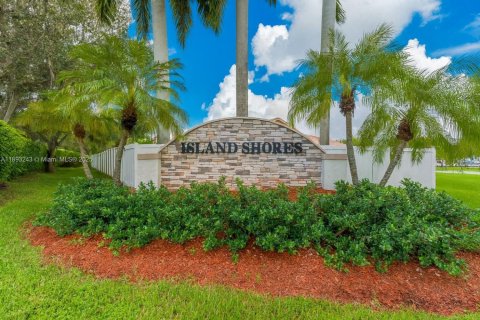 Снять в аренду виллу или дом в Пемброк-Пайнс, Флорида 5 спален, 262.82м2, № 1946127 - фото 2