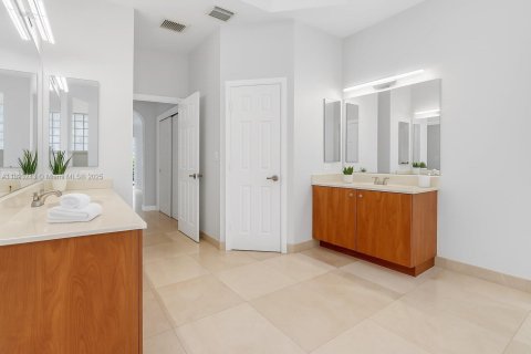 Снять в аренду виллу или дом в Пемброк-Пайнс, Флорида 5 спален, 262.82м2, № 1946127 - фото 16