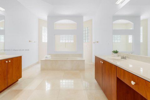 Снять в аренду виллу или дом в Пемброк-Пайнс, Флорида 5 спален, 262.82м2, № 1946127 - фото 12