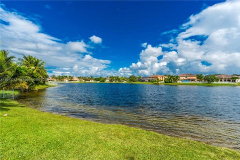 Снять в аренду виллу или дом в Пемброк-Пайнс, Флорида 5 спален, 262.82м2, № 1946127 - фото 3