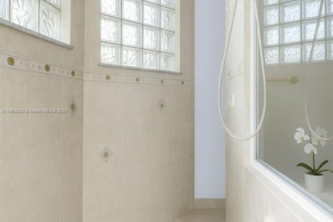 Снять в аренду виллу или дом в Пемброк-Пайнс, Флорида 5 спален, 262.82м2, № 1946127 - фото 18