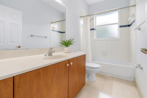 Снять в аренду виллу или дом в Пемброк-Пайнс, Флорида 5 спален, 262.82м2, № 1946127 - фото 19