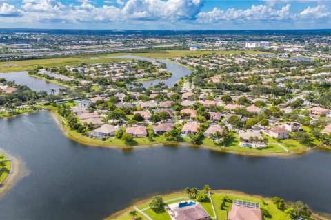 Снять в аренду виллу или дом в Пемброк-Пайнс, Флорида 5 спален, 262.82м2, № 1946127 - фото 4