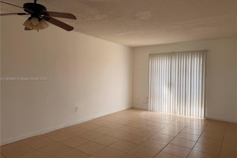 Снять в аренду кондоминиум в Норт-Майами, Флорида 1 спальня, 63.45м2, № 1965489 - фото 3