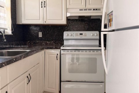 Снять в аренду кондоминиум в Норт-Майами, Флорида 1 спальня, 63.45м2, № 1965489 - фото 2