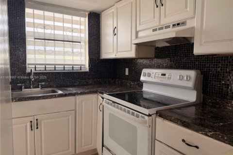 Снять в аренду кондоминиум в Норт-Майами, Флорида 1 спальня, 63.45м2, № 1965489 - фото 1