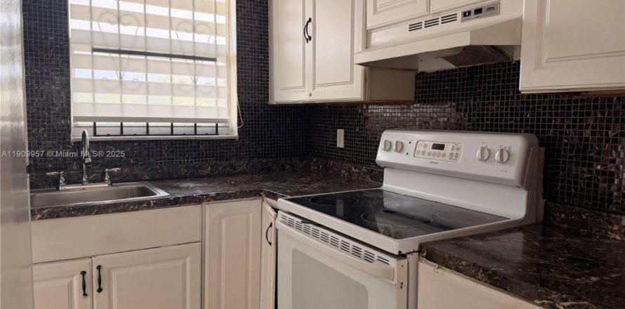 Кондоминиум с 1 спальней в Норт-Майами, Флорида № 1965489