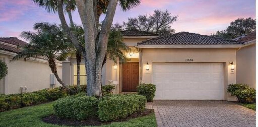 House in Boynton Beach, Florida 3 bedrooms, 160.63 sq.m. № 2247052
