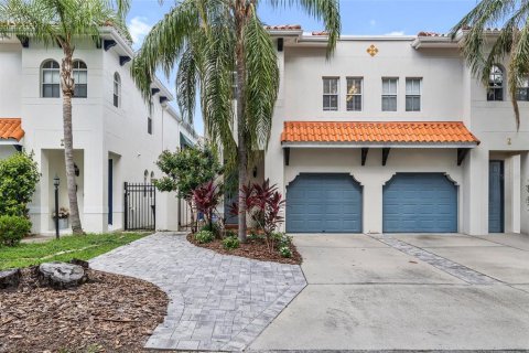 Townhouse in Tampa, Florida 2 bedrooms, 141.4 sq.m. № 1883614 - photo 1