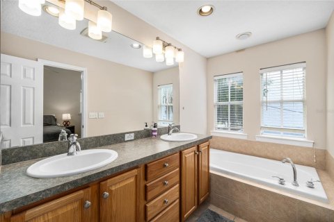 Townhouse in Tampa, Florida 2 bedrooms, 141.4 sq.m. № 1883614 - photo 13