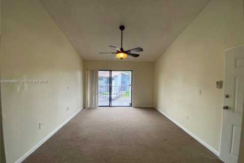 Condo in Hialeah, Florida, 1 bedroom № 2020015 - photo 5