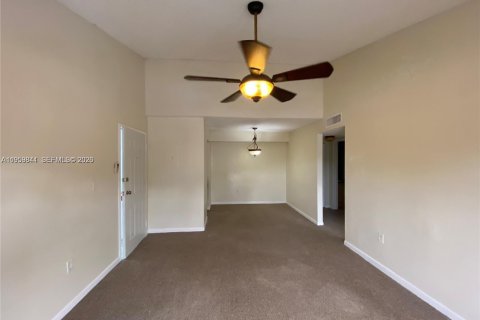 Condo in Hialeah, Florida, 1 bedroom № 2020015 - photo 4