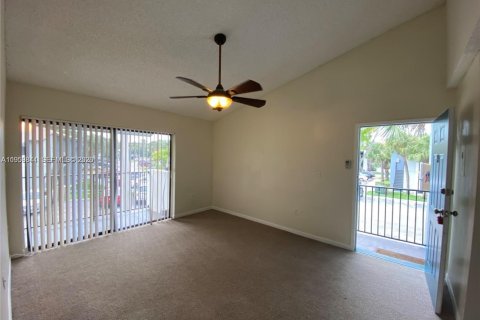 Condo in Hialeah, Florida, 1 bedroom № 2020015 - photo 3