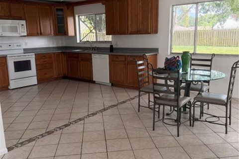 House in Vero Beach, Florida 3 bedrooms, 122.63 sq.m. № 2199052 - photo 4