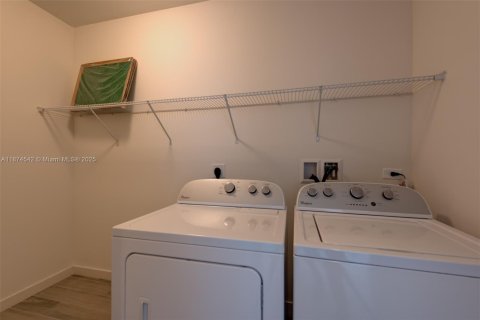Condo in Miami, Florida, 2 bedrooms  № 1924270 - photo 8