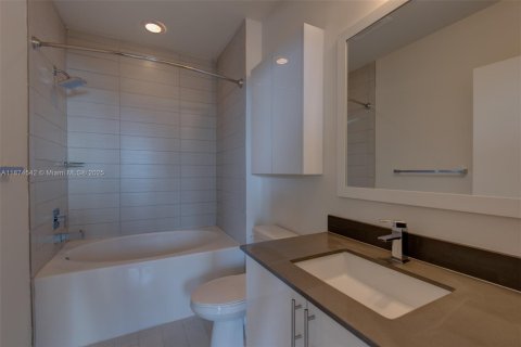 Condo in Miami, Florida, 2 bedrooms  № 1924270 - photo 7