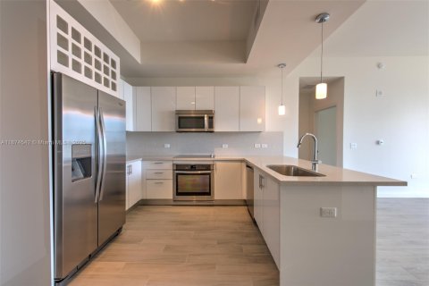 Condo in Miami, Florida, 2 bedrooms  № 1924270 - photo 5