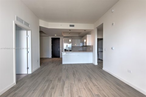 Condo in Miami, Florida, 2 bedrooms  № 1924270 - photo 2