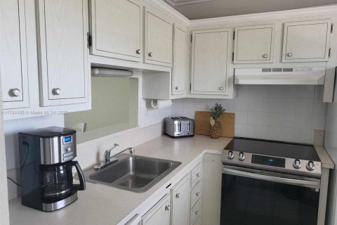 Condo in Lauderdale Lakes, Florida, 1 bedroom  № 1860705 - photo 9